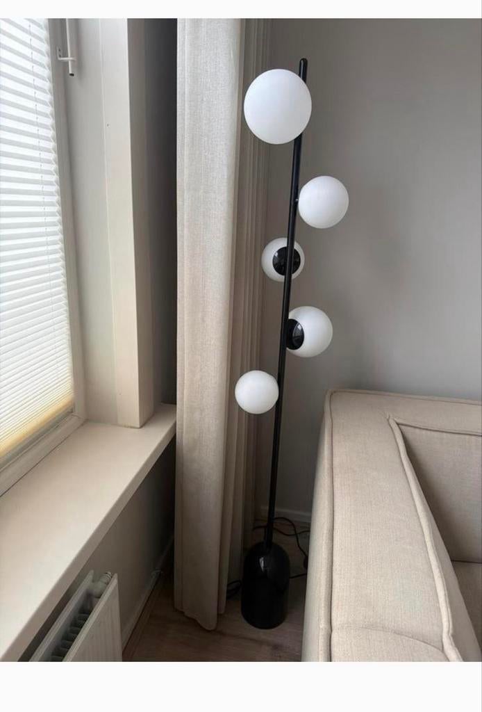 Zwarte vloerlamp met vijf witte glazen bollen, Ophalen, Gebruikt, 150 tot 200 cm