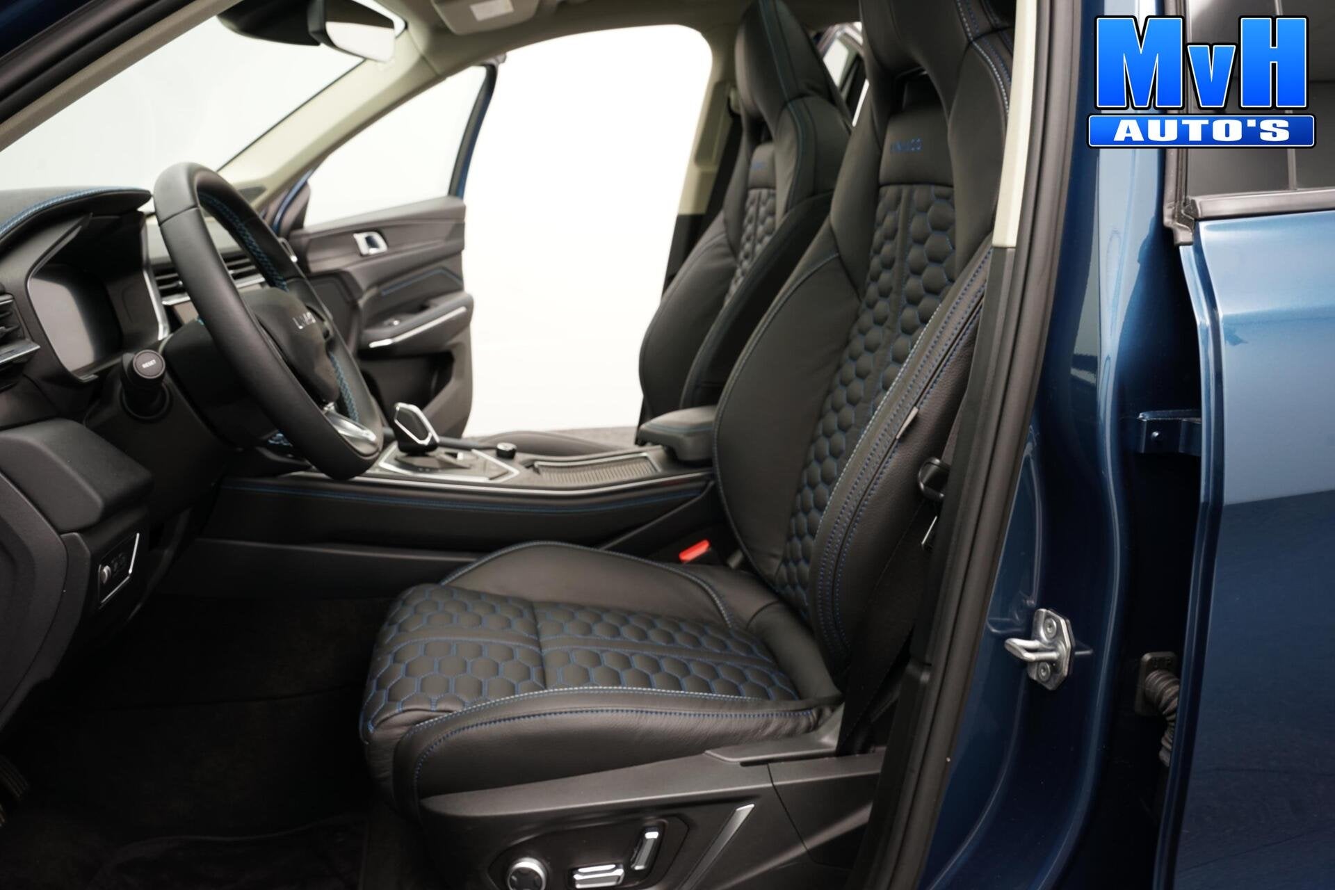 Lynk & Co 01 1.5 PHEV|FULL BLACK|LEER|360°|PANO|262PK|SOH97, Auto's, Zwart, Met garantie (alle), Blauw, Bedrijf