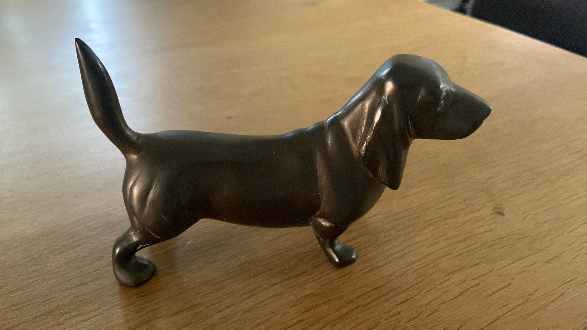 Prachtige Vintage massief messing teckel, Ophalen of Verzenden, Gebruikt, Hond of Kat, Beeldje of Figuurtje