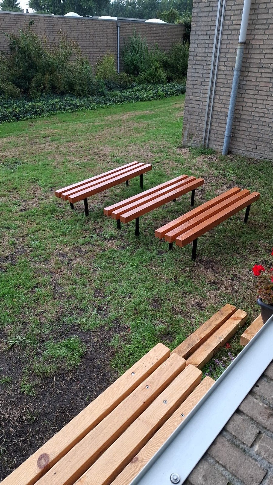 Robuuste houten tuinbank met metalen poten, Ophalen, Gebruikt, Hout