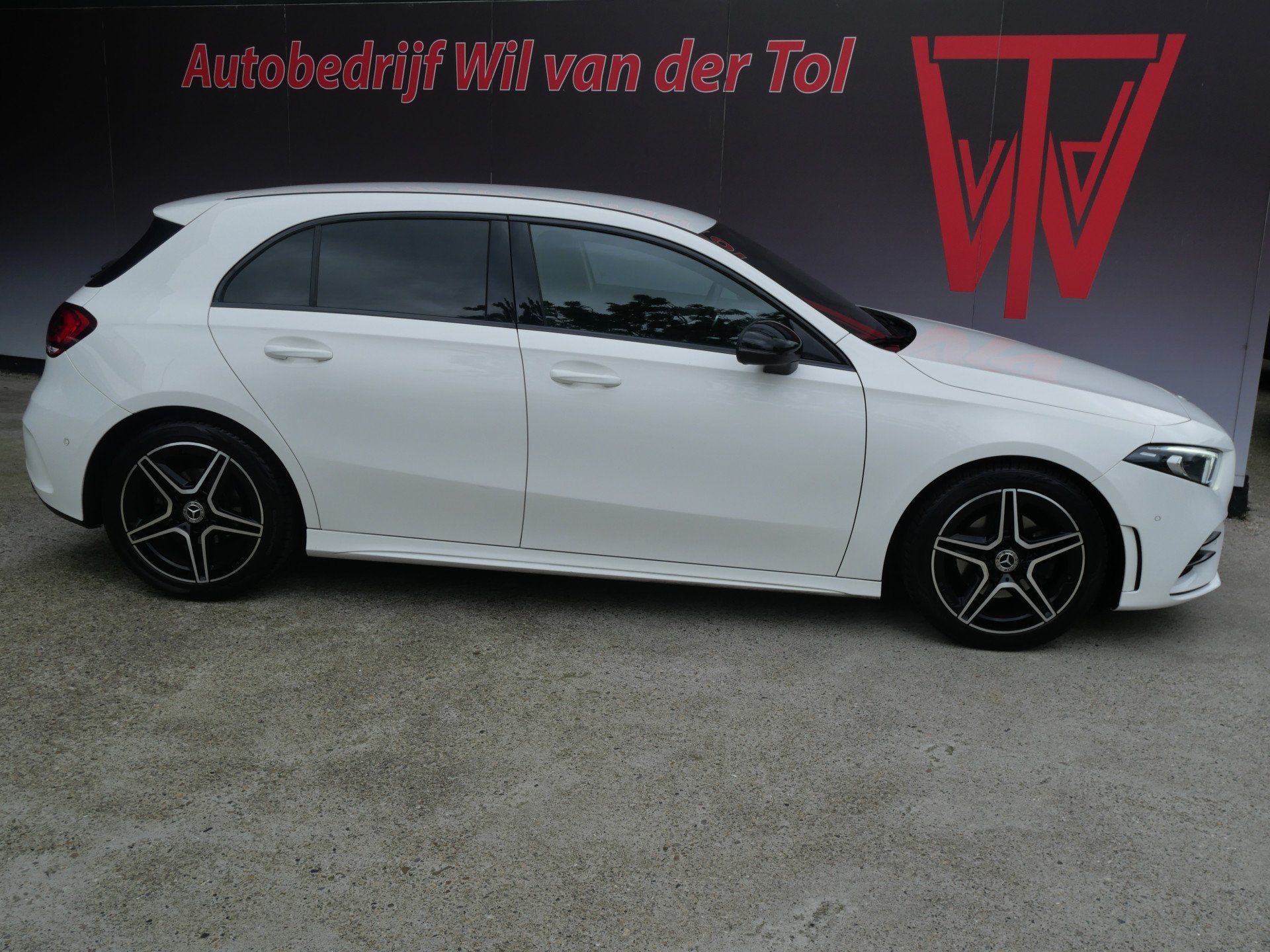 Mercedes-Benz A-Klasse 180 BUSINESS SOLUTION AMG | AUTOMAAT, Auto's, 136 pk, Gebruikt, 4 cilinders, Wit
