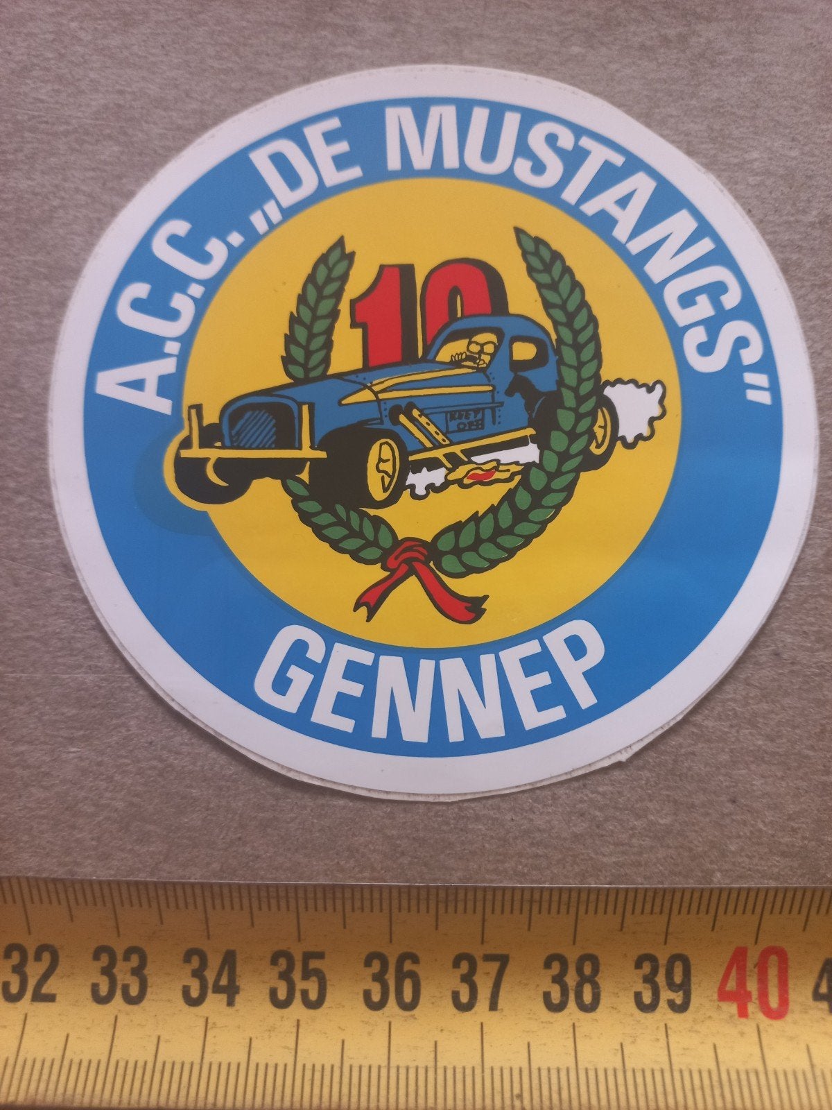 Vintage ACC De Mustangs Gennep 10 Jaar Sticker, Ophalen of Verzenden, Gebruikt