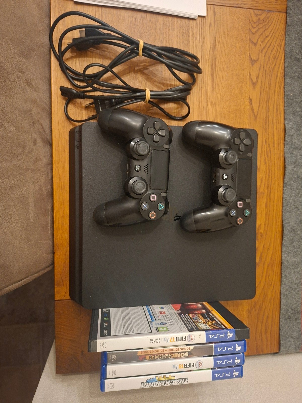 Ps4 slim + twee controllers + games, Spelcomputers en Games, Spelcomputers | Sony PlayStation 4, Met games, Met 2 controllers