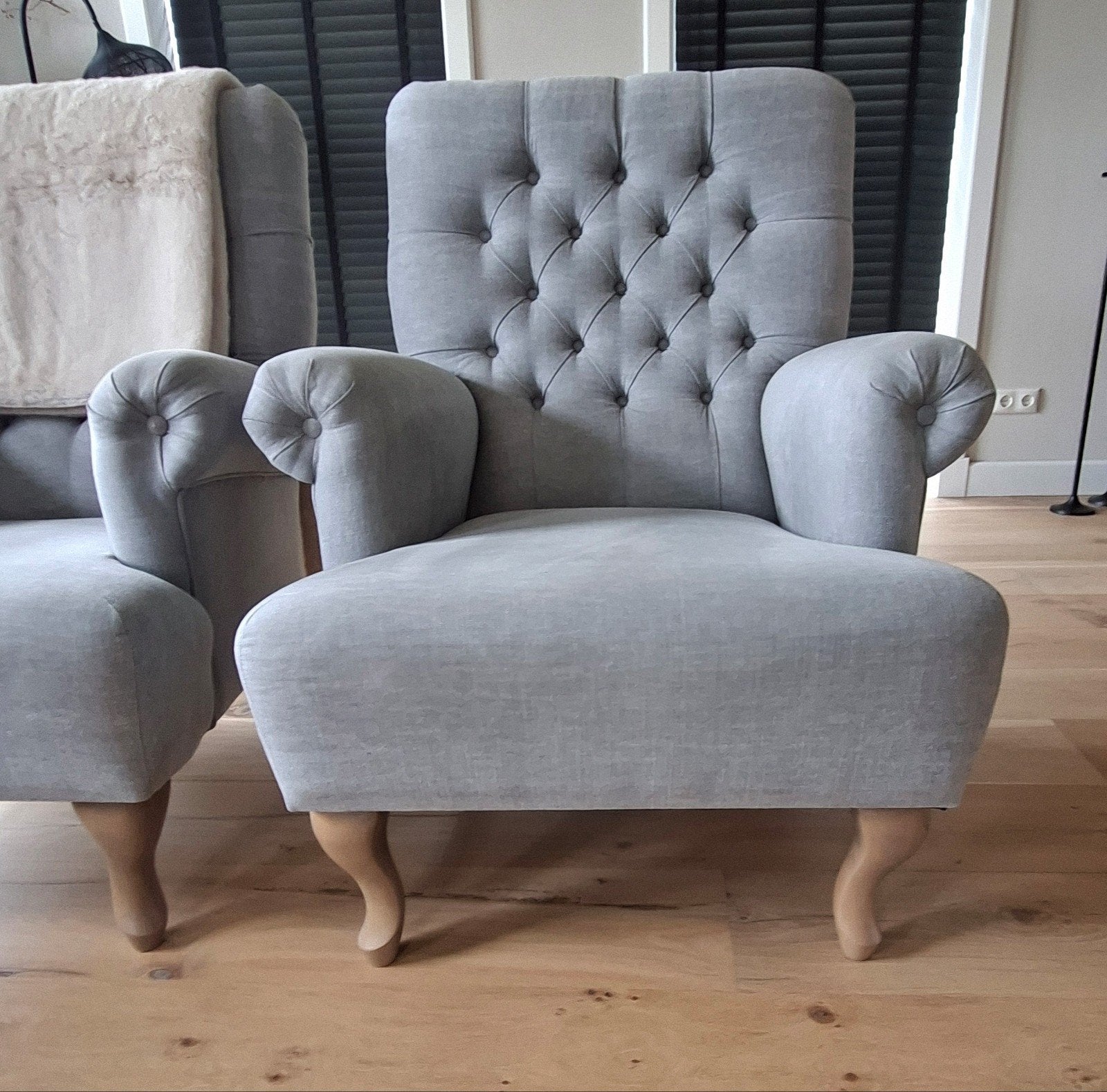 2 luxe landelijke fauteuil ashton lichtgrijs, Ophalen, Zo goed als nieuw, 50 tot 75 cm