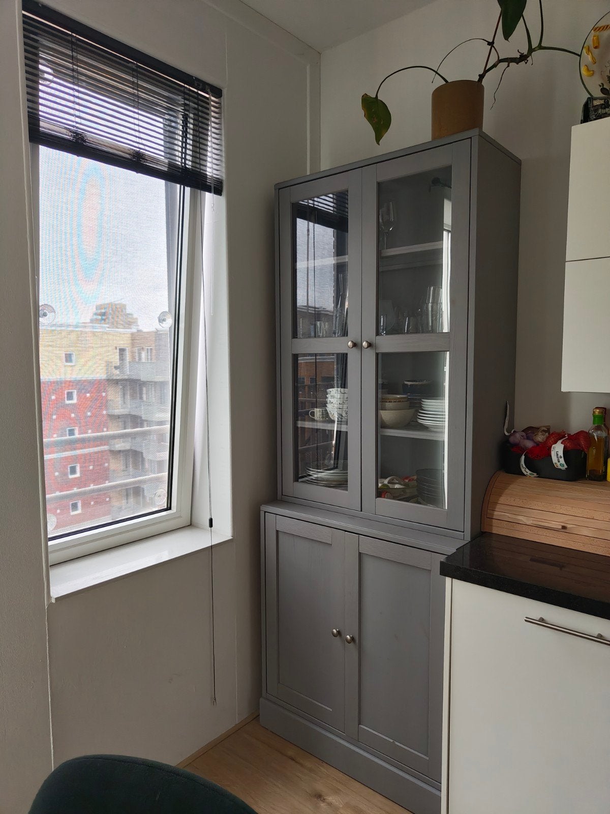Grijze vitrinekast met glazen deuren, Ophalen, Met deur(en), Modern, functioneel, Glas