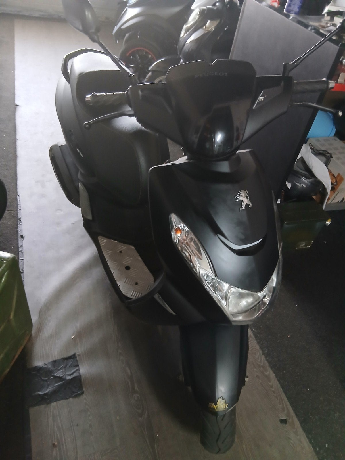 Peugeot Kisbee 2019 black edition (snor), Ophalen, Gebruikt, Benzine, Overige modellen