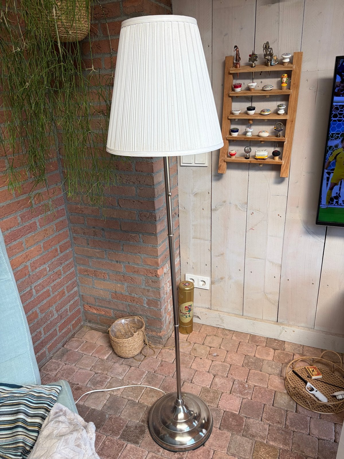 Stijlvolle staande lamp met witte plissé kap, Ophalen, E27 (groot), Zo goed als nieuw, Metaal