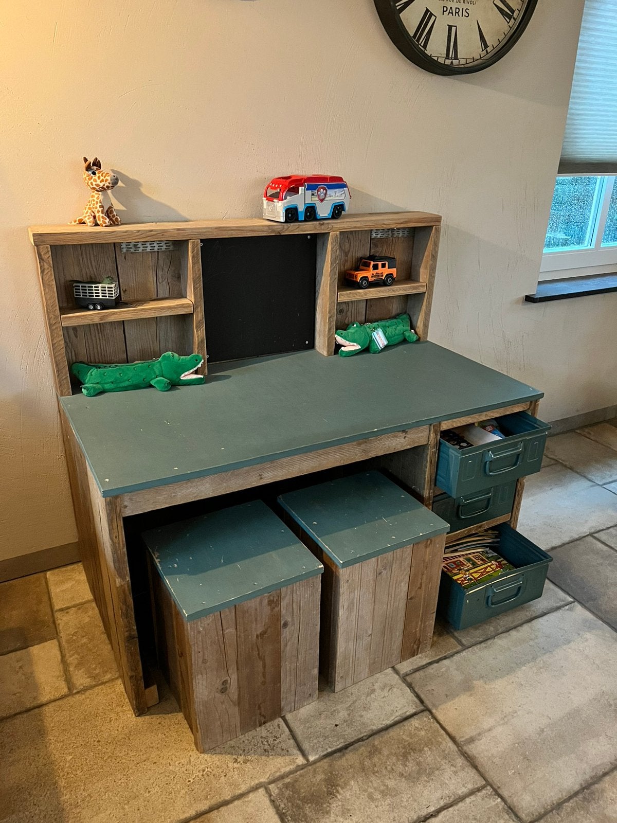 Steigerhouten kinderbureau, Ophalen, Zo goed als nieuw