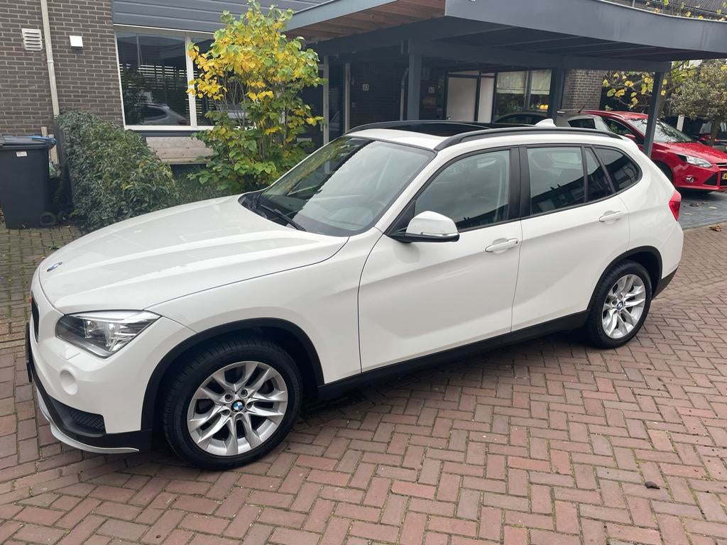 BMW X1 xDrive28i High Executive – 291 PK – TwinScroll Turbo, Auto's, Zwart, 4 cilinders, Wit, Vierwielaandrijving