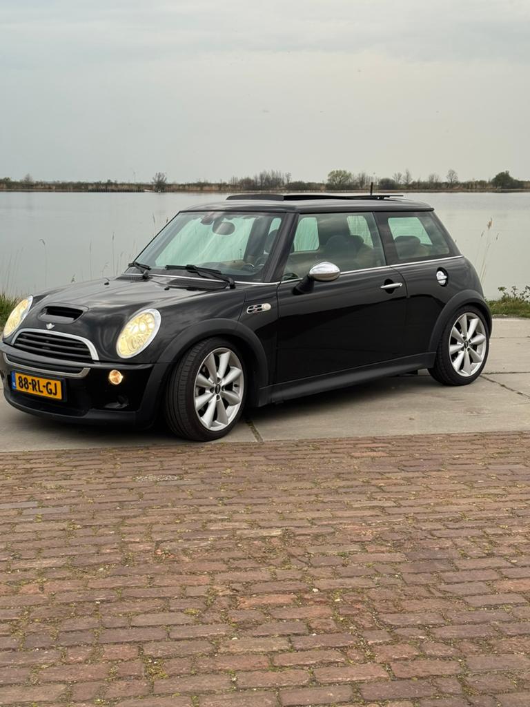 Mini 1.6 16V Cooper S 2005 Zwart, Auto's, Voorwielaandrijving, 4 cilinders, 4 stoelen, Zwart