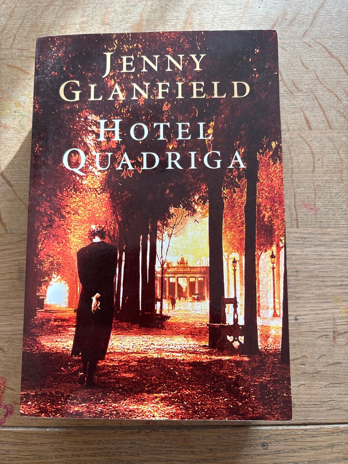 Hotel Quadriga - Jenny Glanfield (Paperback), Boeken, Romans, Ophalen of Verzenden, Gelezen, Nederland