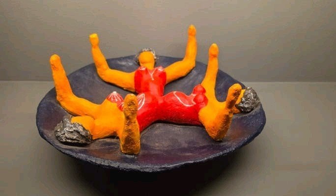 Handgemaakt beeld van drie vrouwelijke figuren, Groep mensen, Rood, Ophalen of Verzenden, Handgemaakt