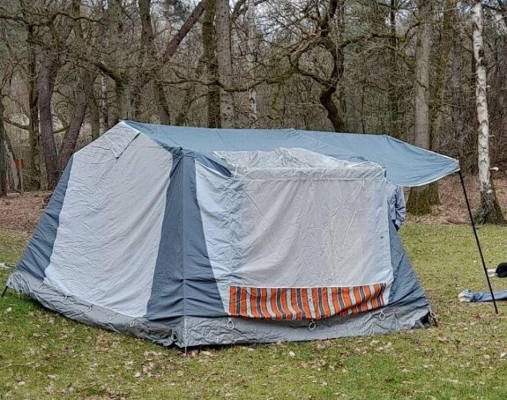 Ruime tent voor 4 personen - Ideaal voor kamperen, Caravans en Kamperen, Ophalen, Gebruikt, Tot en met 4