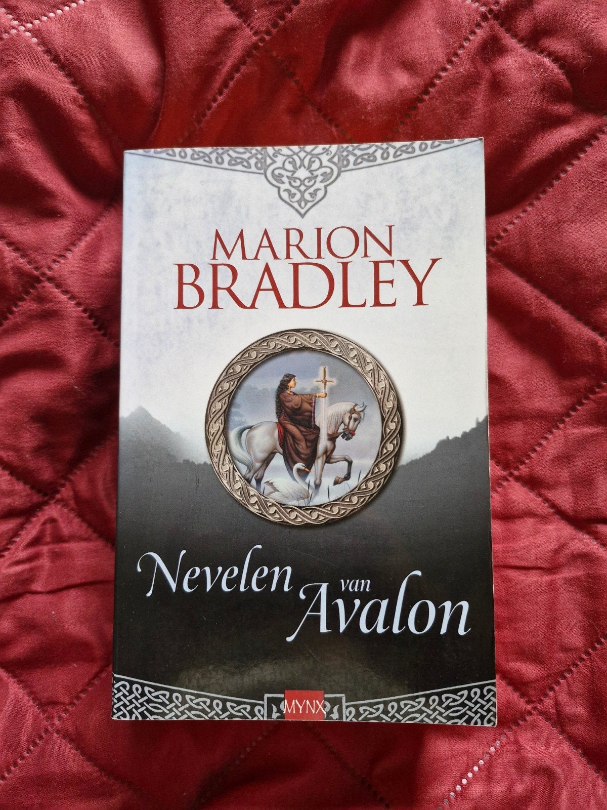 Nevelen van Avalon - Marion Bradley (Fantasy Boek), Boeken, Fantasy, Ophalen of Verzenden, Gelezen, Marion Bradley