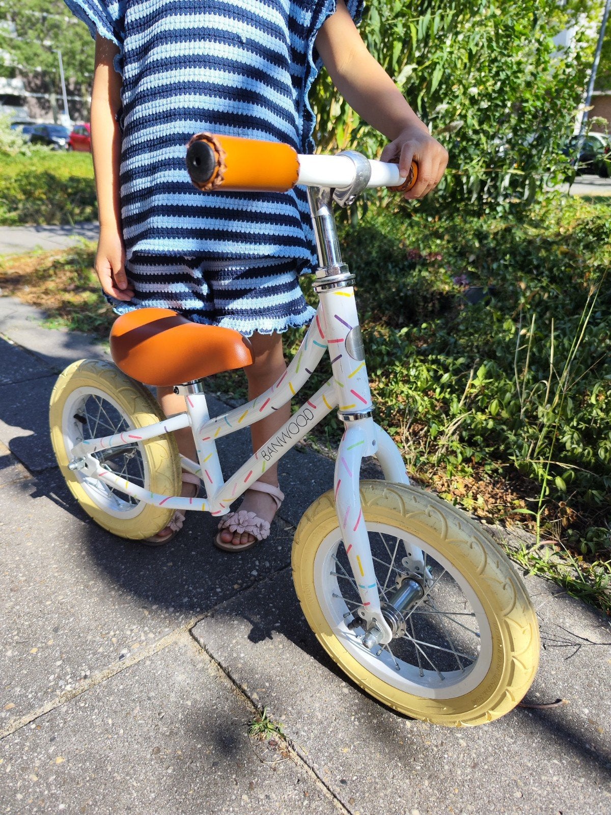 Banwood loopfiets wit met vrolijke confetti, Fietsen en Brommers, Fietsen | Kinderfietsjes, Ophalen, Zo goed als nieuw, Minder dan 16 inch