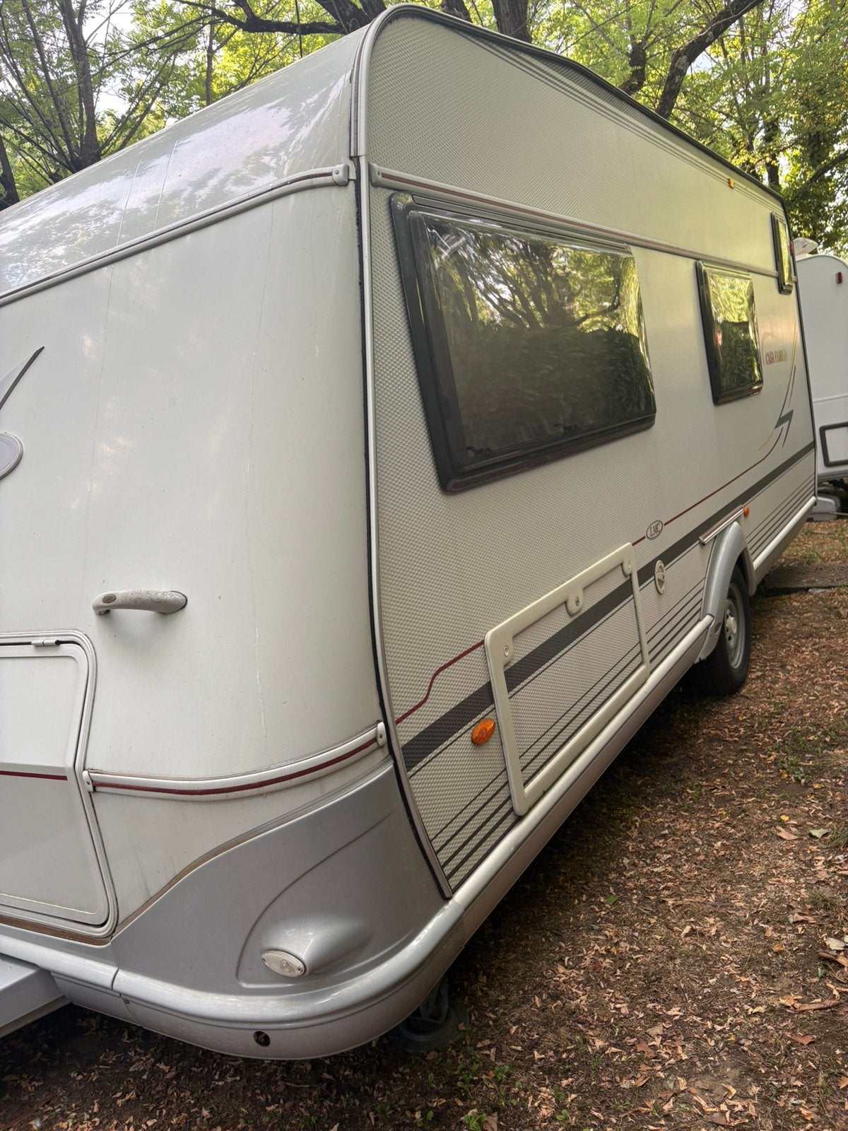 LMC  530k1 (2009)– Complete gezinscaravan met airco en mover, Rondzit, Schokbreker, Particulier, Dwars-stapelbed