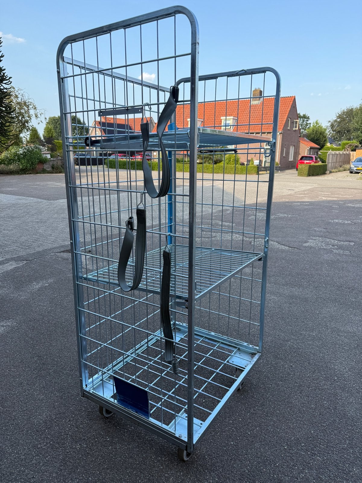 Stevige rolcontainer met legborden en spanbanden, Ophalen