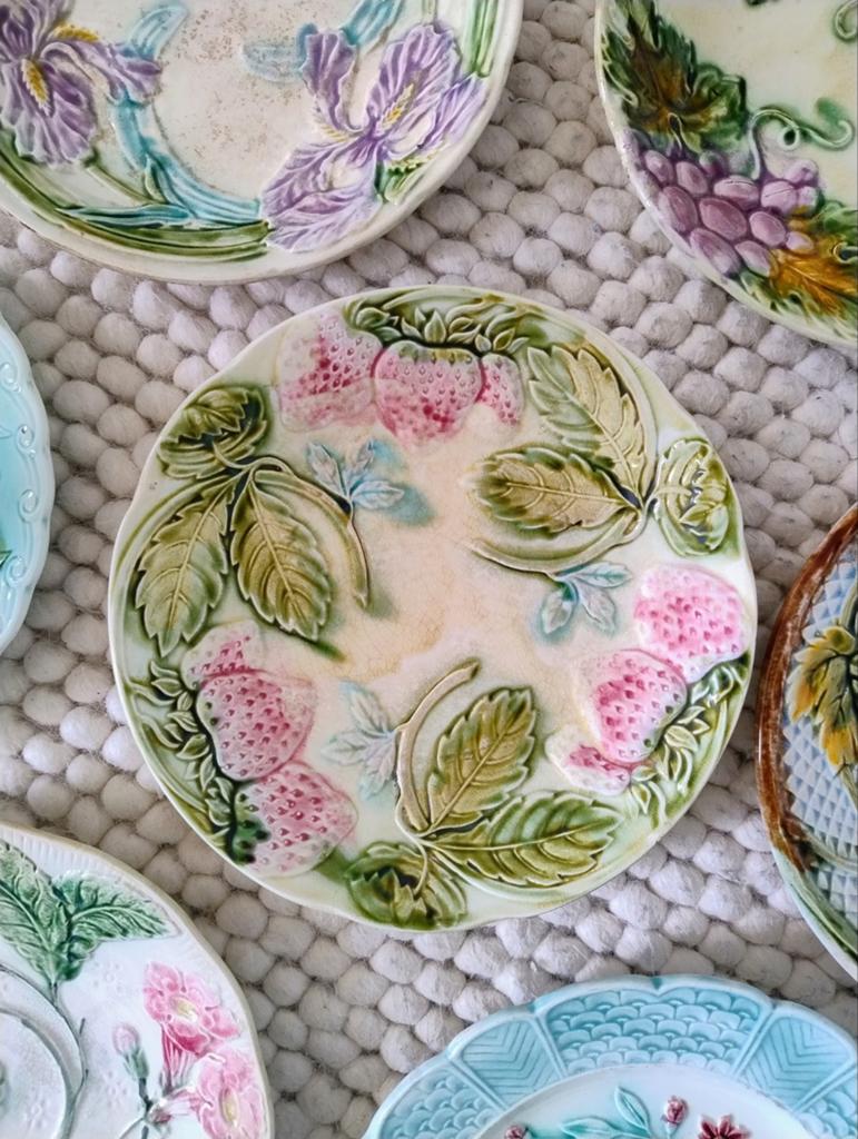 Prachtig! Bord Majolica Barbotine aardbeien, Antiek en Kunst, Curiosa en Brocante, Ophalen of Verzenden