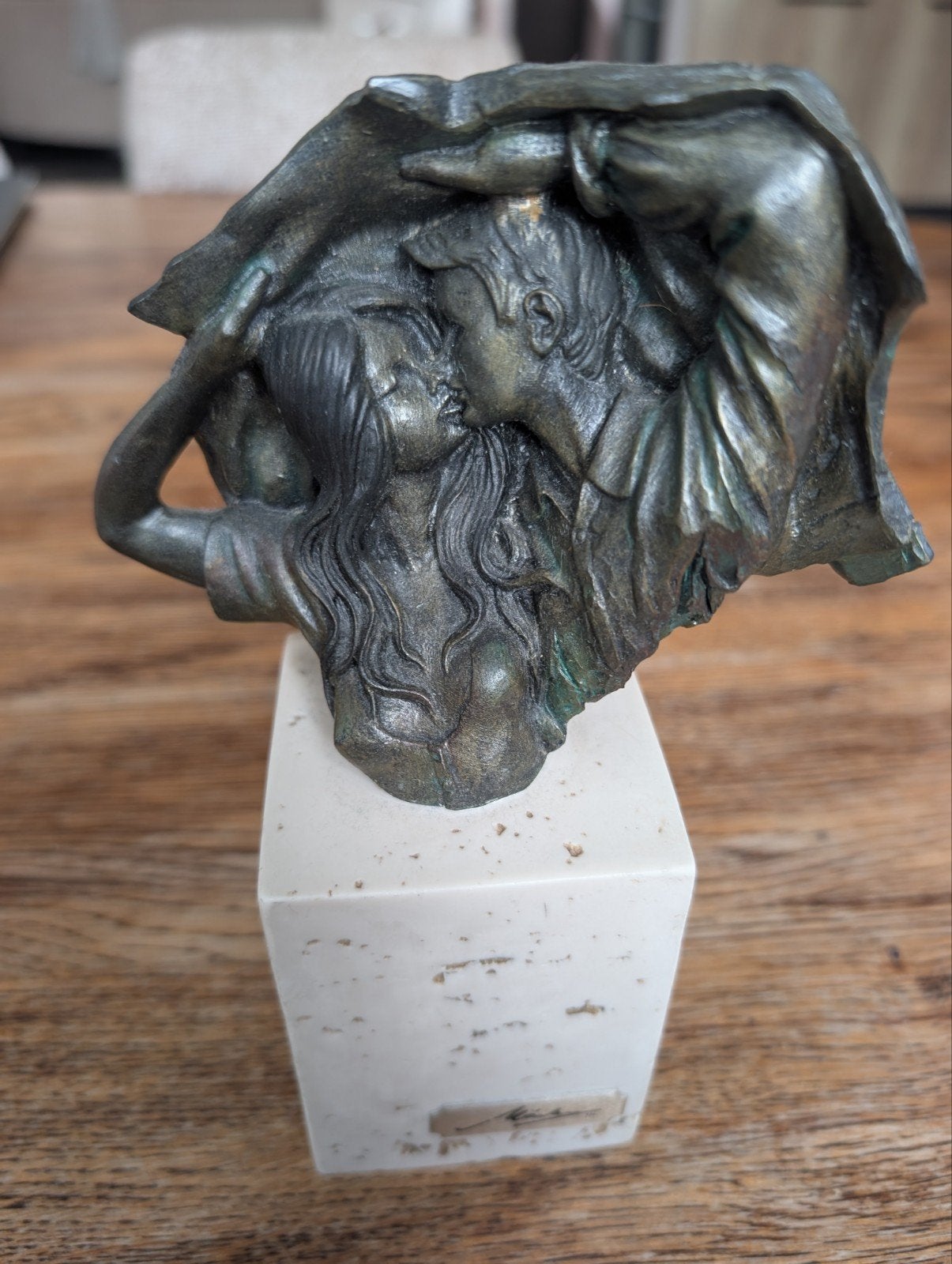 Romantisch beeld 'De Kus' op sokkel, Antiek en Kunst, Ophalen of Verzenden