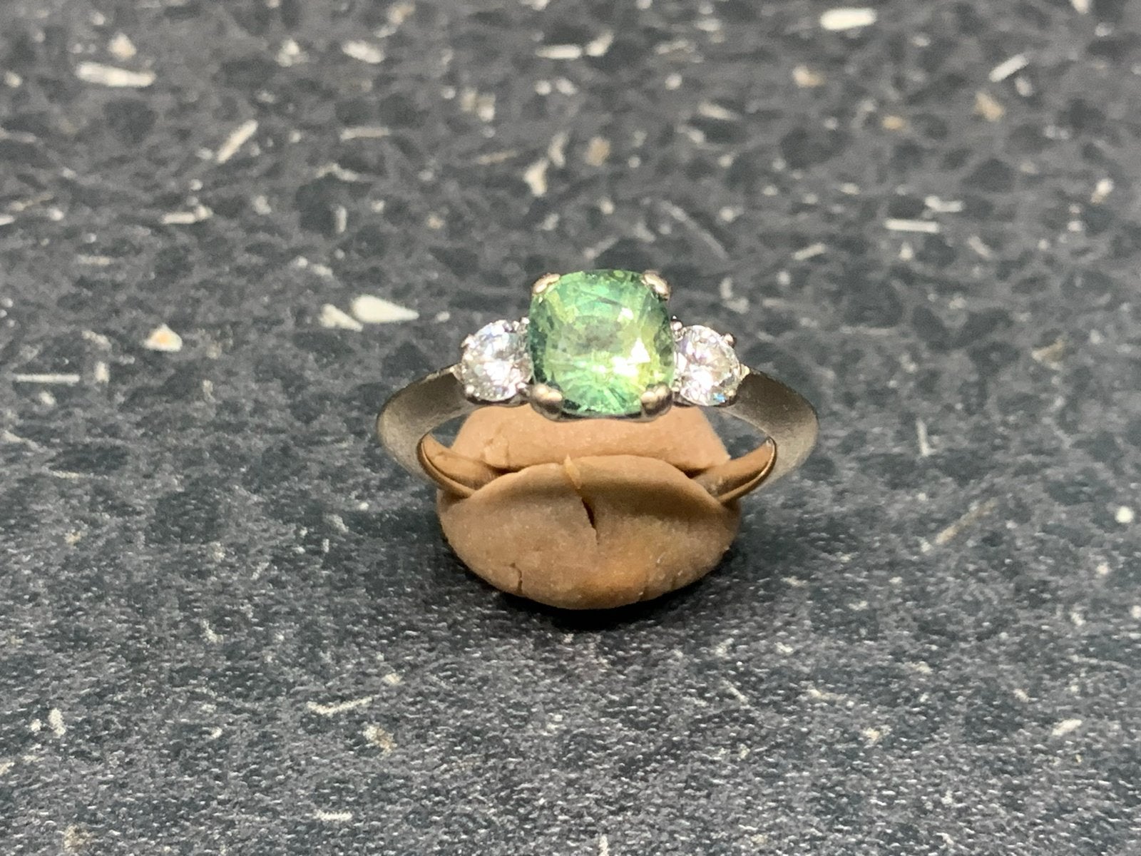 Wit gouden ring met diamanten en saffier, Ophalen, Zo goed als nieuw, 17 tot 18, Met edelsteen