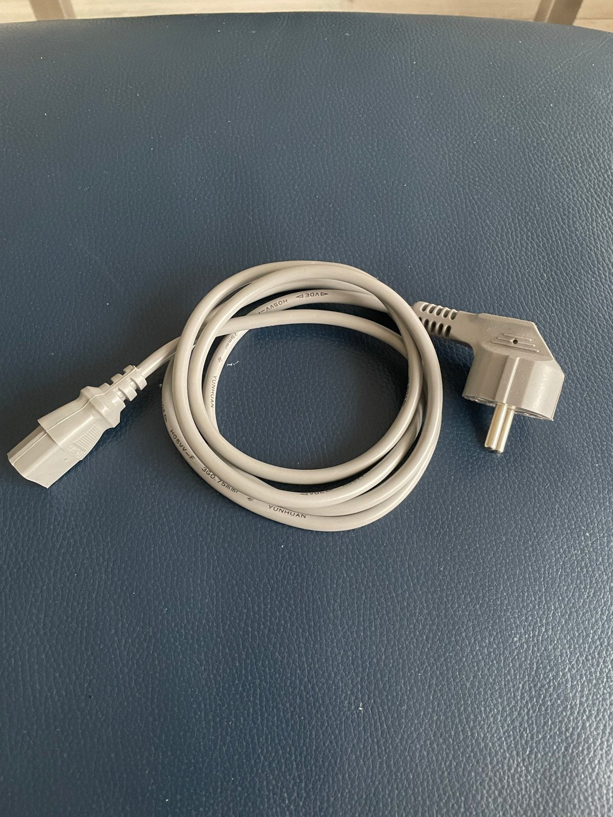 Stroomkabel C13 naar Schuko - Grijs, 3G0.75mm², Ophalen of Verzenden, Zo goed als nieuw