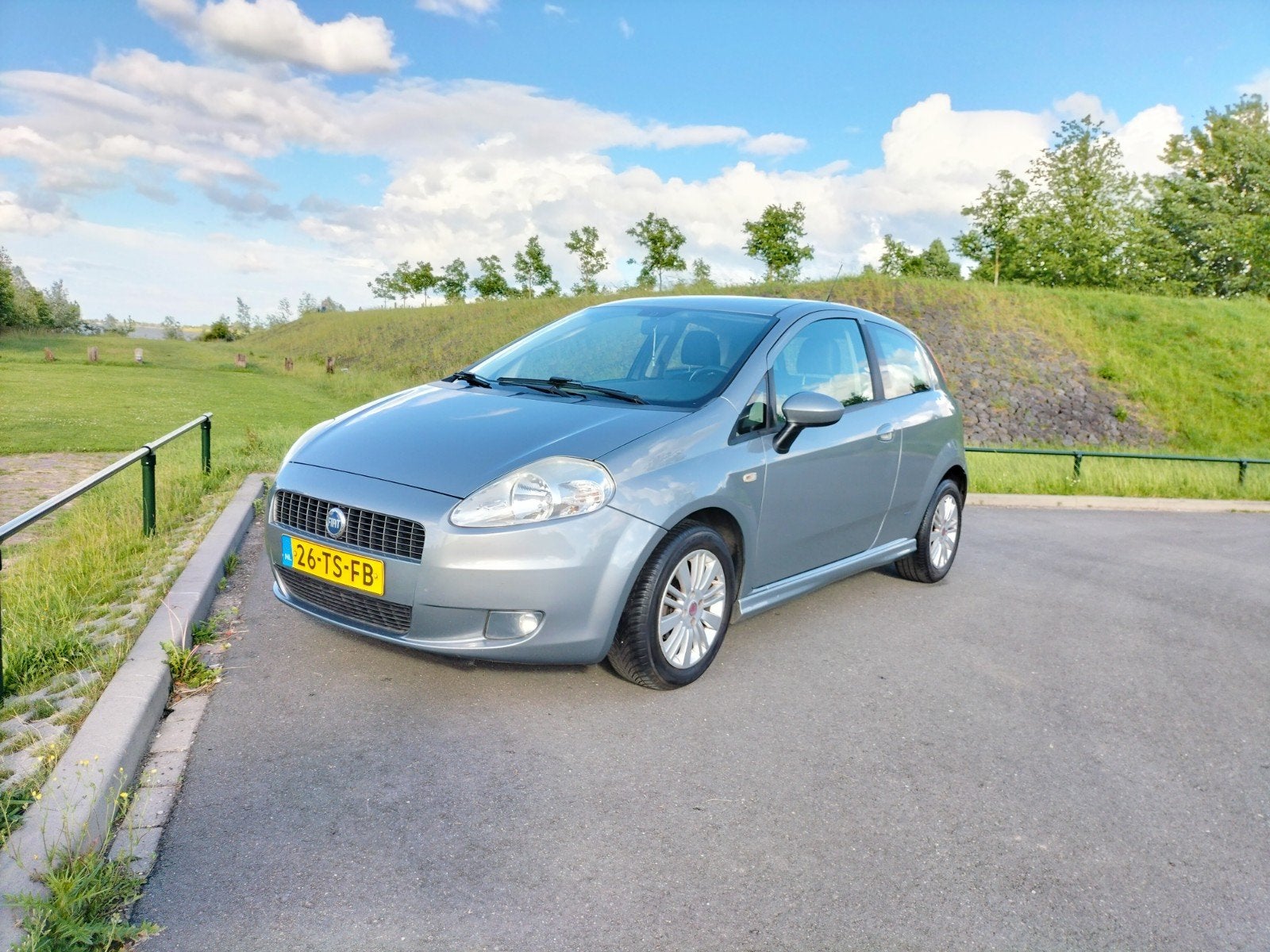 Fiat Grande Punto 1.4 16V Clima|Cruise|Nw APK|Trekhaak, Voorwielaandrijving, 40 €/maand, Origineel Nederlands, Particulier