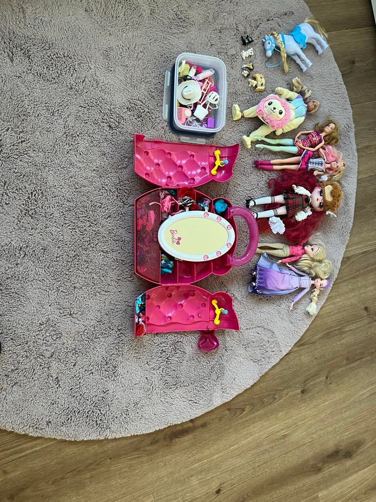 Barbie set: paard, kledingkast & Na! Na! Na! Surprise pop, Ophalen of Verzenden, Gebruikt, Meisje