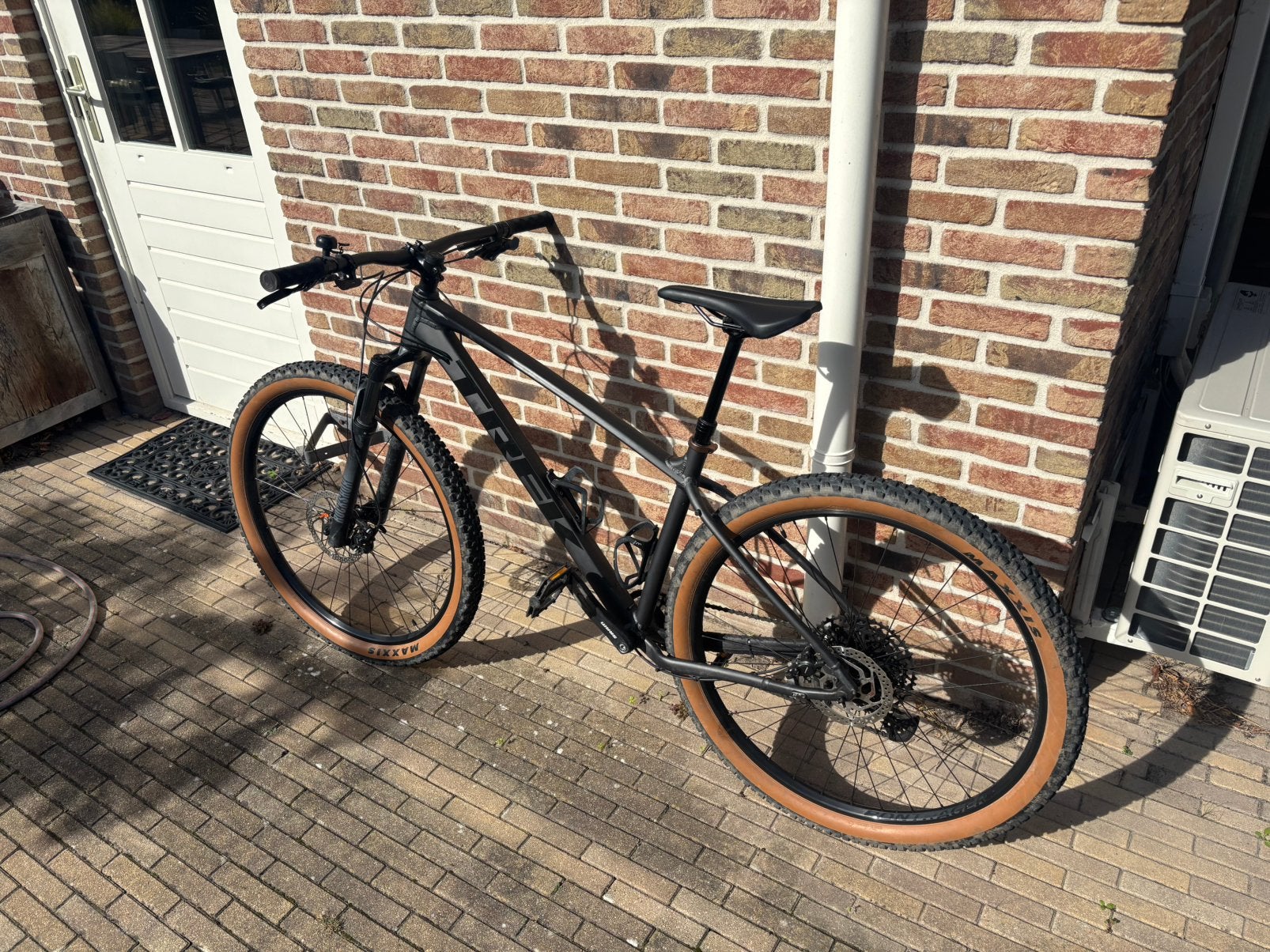 Foto 3 van Trek X-Caliber 8 2023 Satin Lithium Grey 29 inch