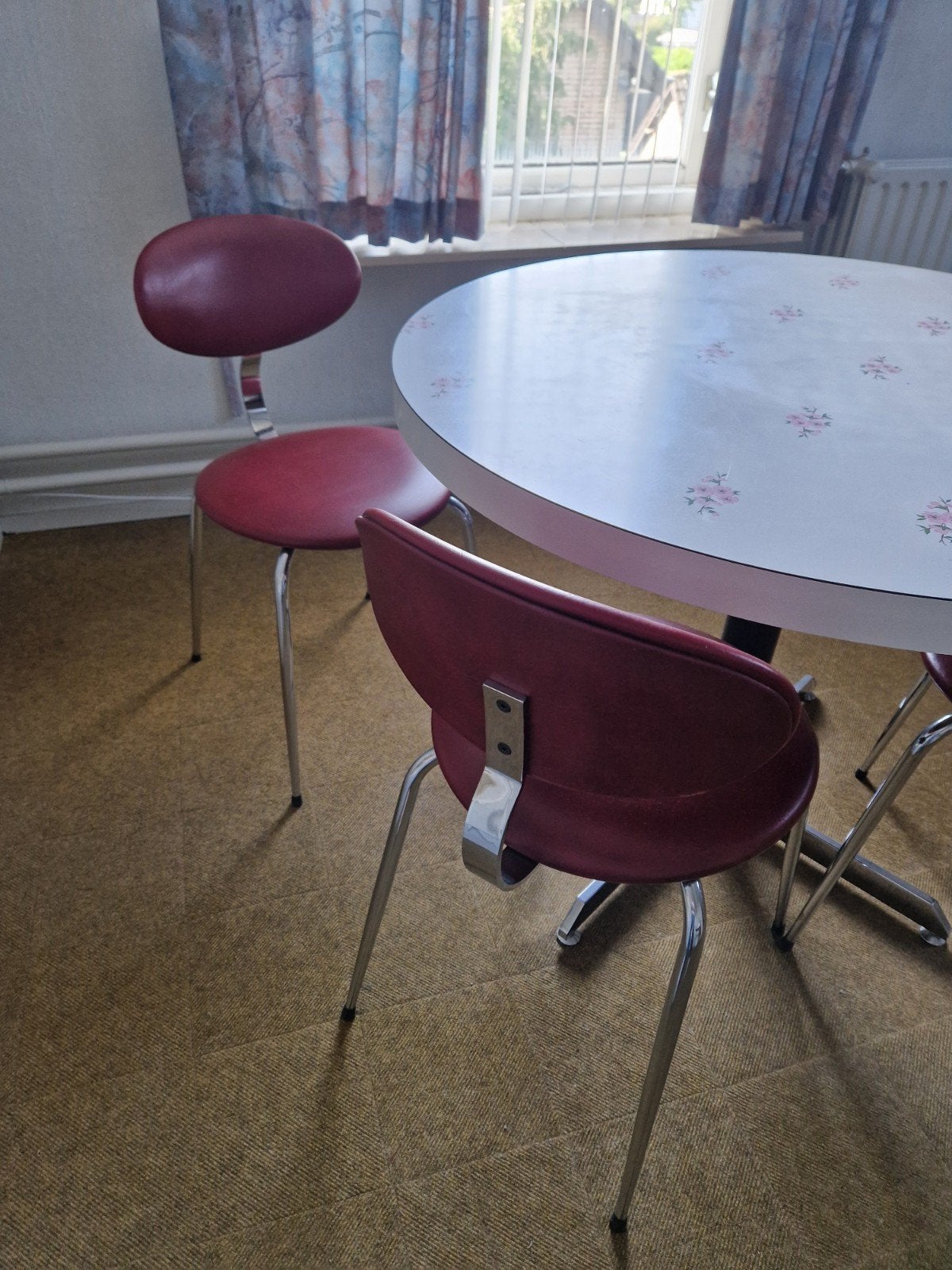 Retro vintage eettafel met 4 stoelen uit de jaren '70, Huis en Inrichting, Ophalen, Gebruikt, Rond, Retro, Vintage, Jaren '70