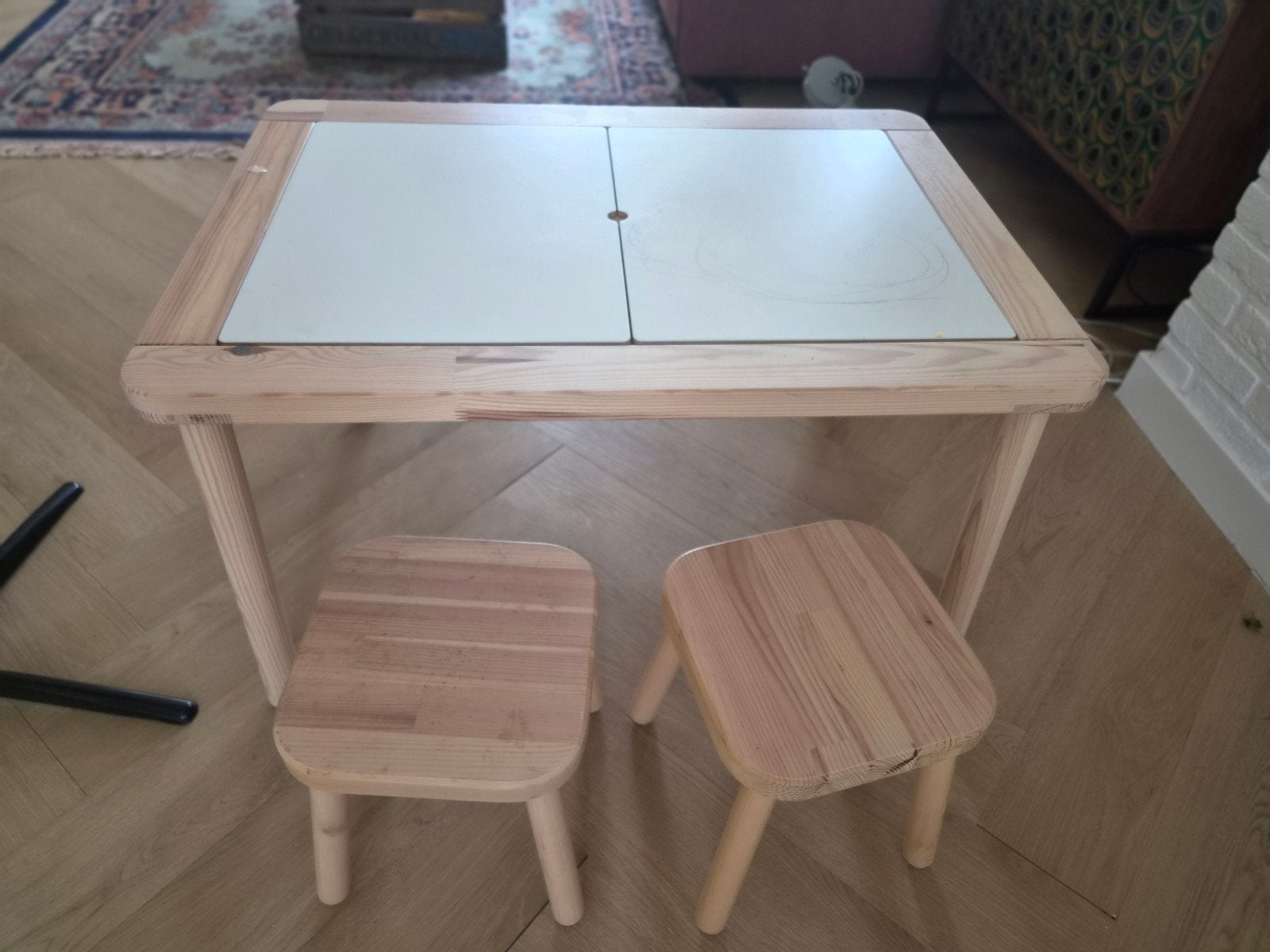 Tekentafel ikea + 2 krukken, Ophalen, Zo goed als nieuw, Stoel(en)
