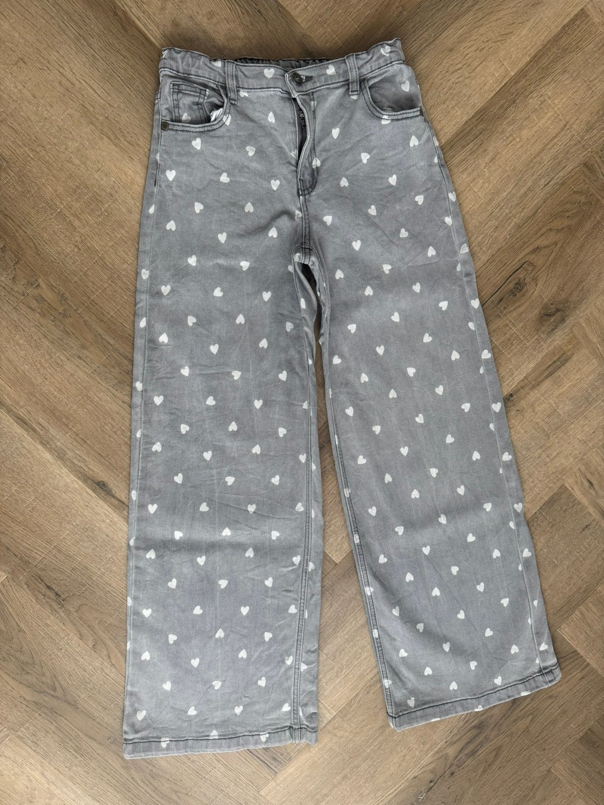 Mooie grijze spijkerbroek met hartjes design maat 152, Ophalen of Verzenden, Zo goed als nieuw, Meisje, Broek