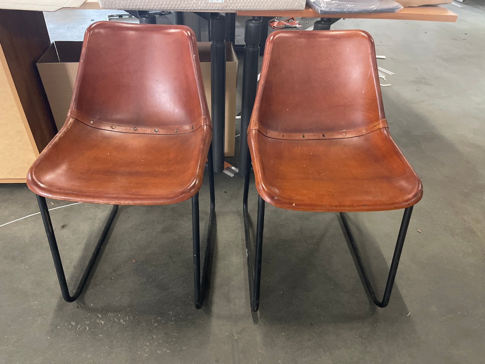 Set van 2 vintage bruin leren stoelen met metalen frame, Huis en Inrichting, Ophalen, Gebruikt, Twee, Bruin