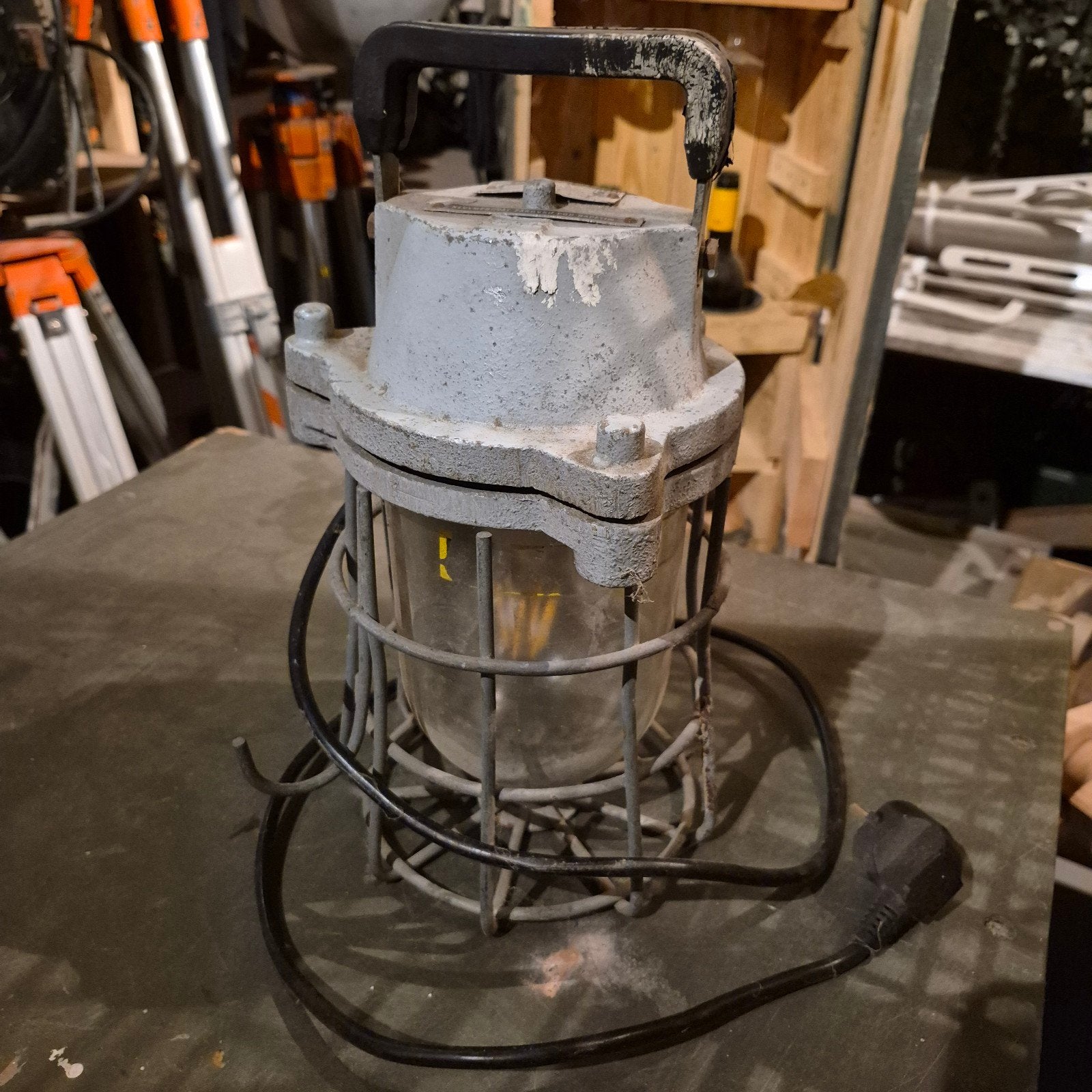 Stoere oude kooilamp, Ophalen