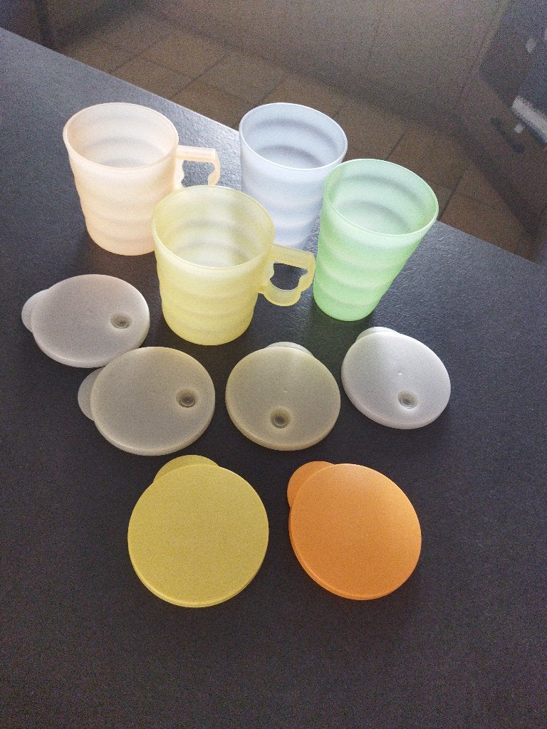 Tupperware bekers met rietjesdeksel, Gebruikt, Overige kleuren, Beker of Kan, Ophalen of Verzenden