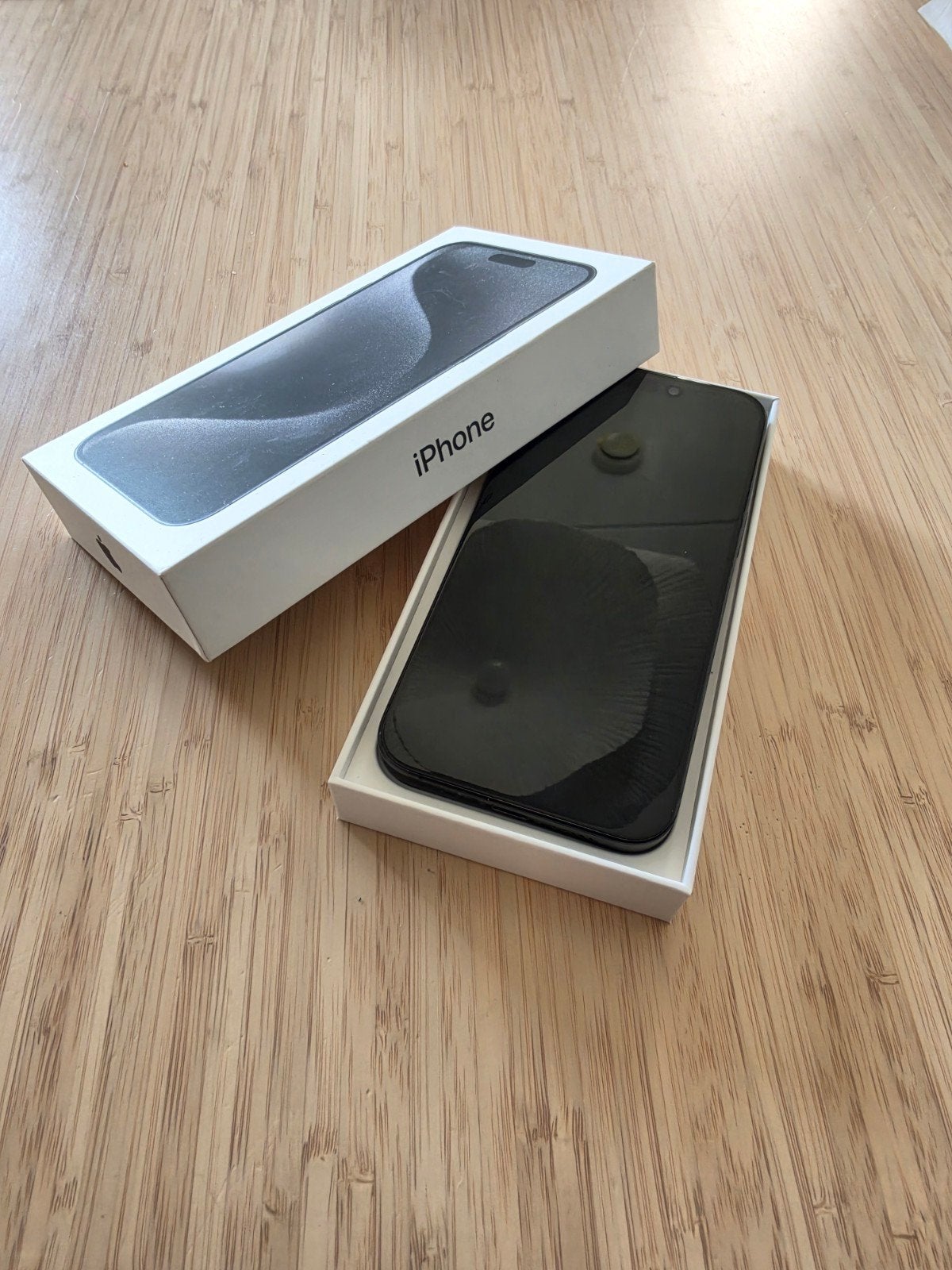 iPhone 15 Pro Max – Zwart – 85% batterij – Zo goed als nieuw