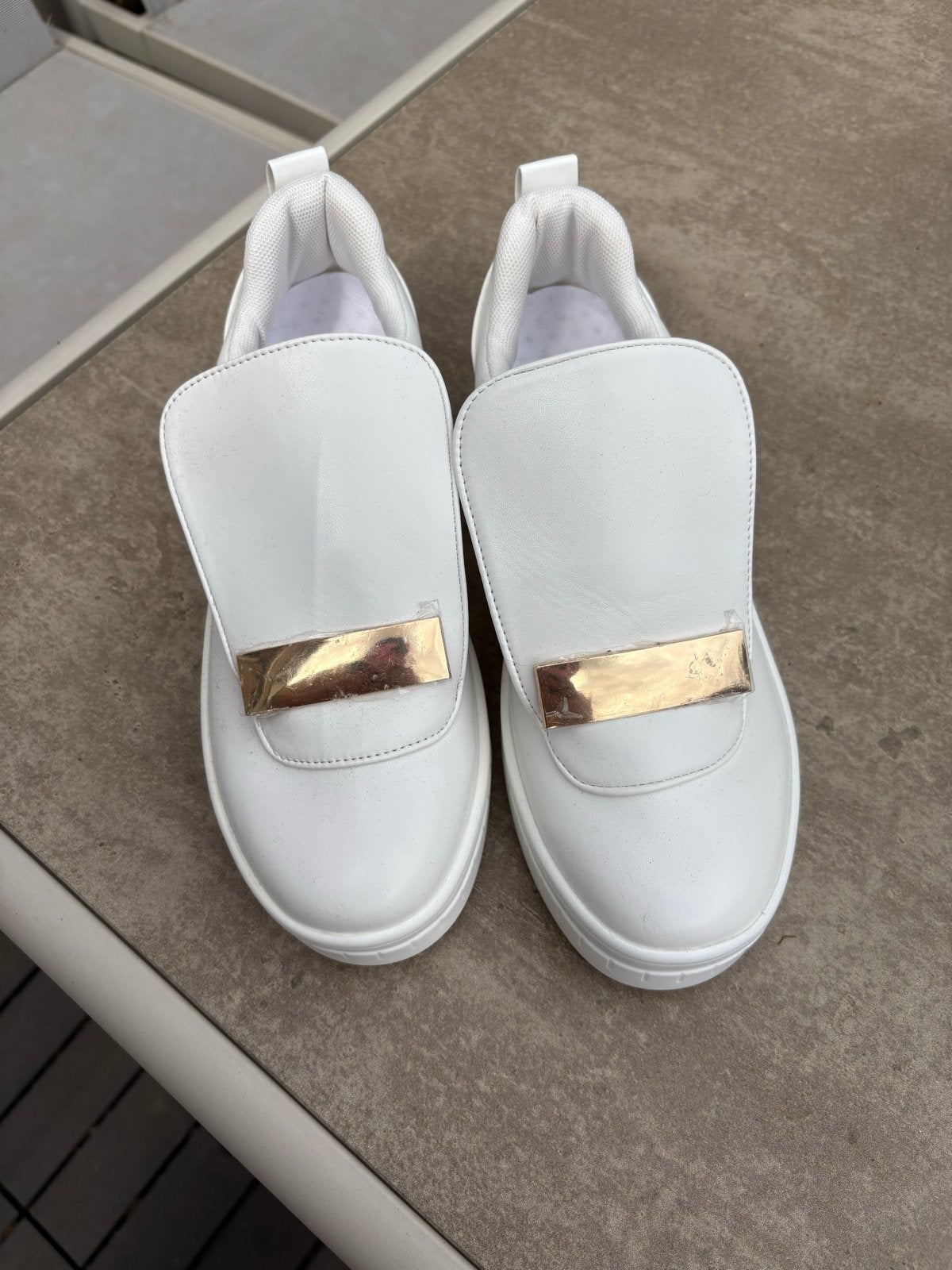 Witte instappers met gouden detail - Maat 38, Ophalen of Verzenden, Nieuw, Wit, Instappers