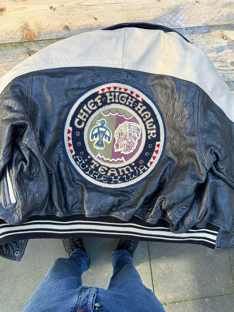 Vintage Avirex Varsity Leren Jas - Chief High Hawk Team, Ophalen of Verzenden, Gedragen, Maat 48/50 (M), Zwart