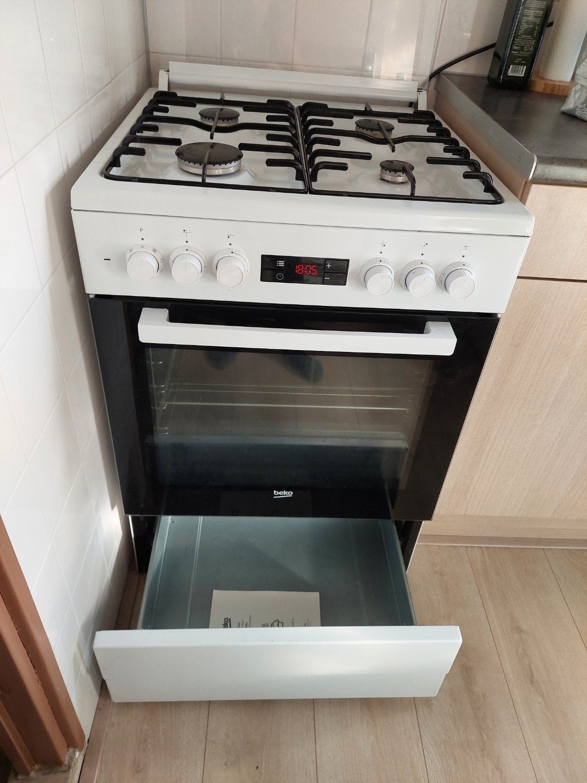 Beko gasfornuis met ingebouwde elektrische oven, Ophalen, Gebruikt, 4 kookzones, Gas