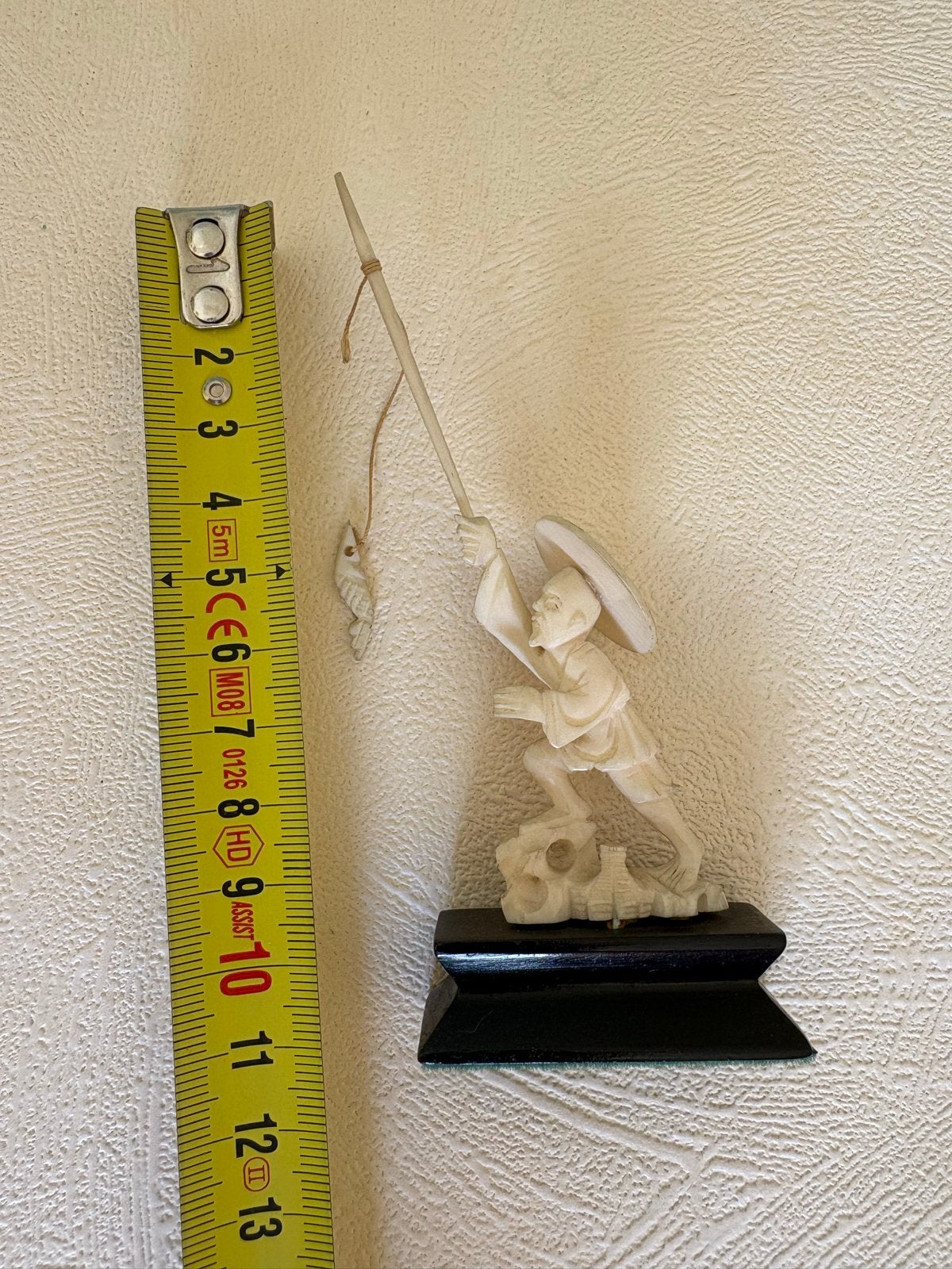Vintage beeldje visser met vis op sokkel, Antiek en Kunst, Minder dan 20 cm, Natuurlijk materiaal, Ophalen of Verzenden, Handgemaakt