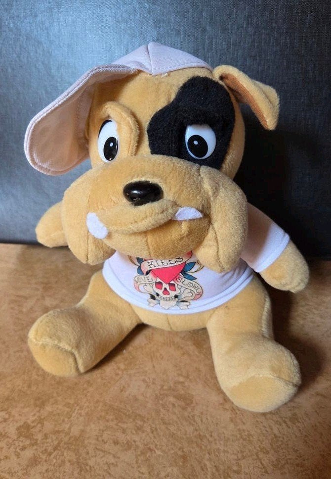 Leuke knuffel hond met Ed Hardy pet en shirt, Overige merken, Overige karakters, Zo goed als nieuw, Met kleding of accessoire