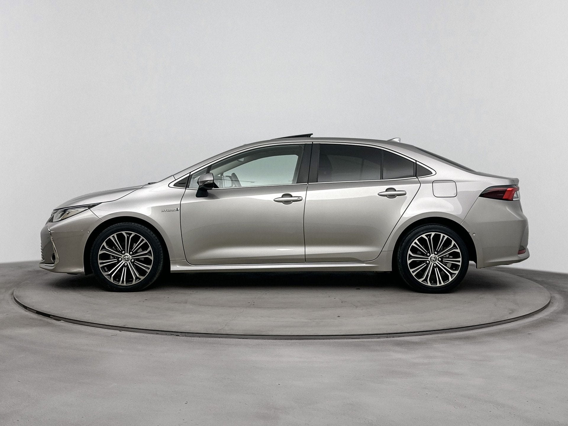 Toyota Corolla 1.8 Hybrid Executive | Navigatie | Glazen Sch, 450 kg, Gebruikt, 4 cilinders, 122 pk
