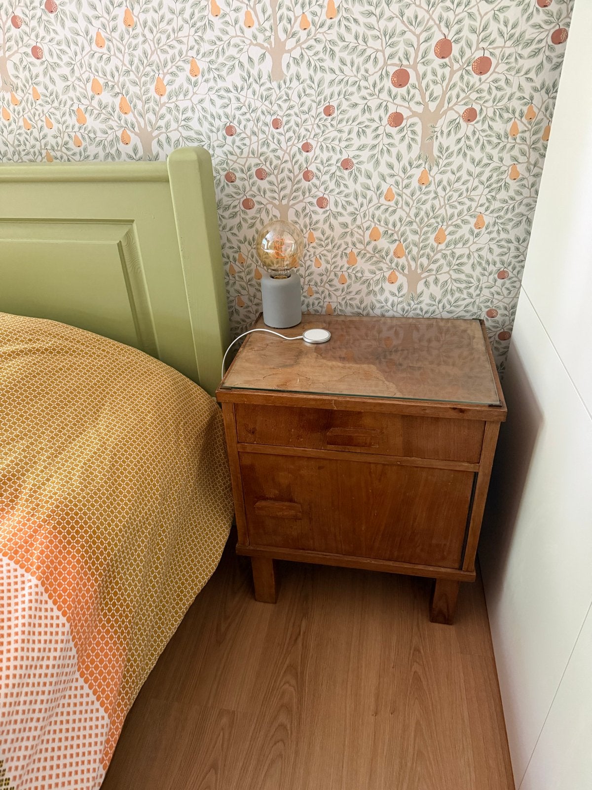 Vintage houten nachtkastje met lade en glazen blad, Ophalen