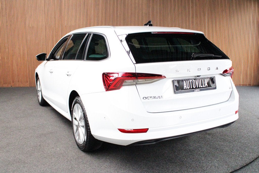 Skoda Octavia Combi 1.4 TSI iV PHEV HUD Leder Memory Camera, Auto's, Skoda, Gebruikt, Zwart, Wit, Te koop