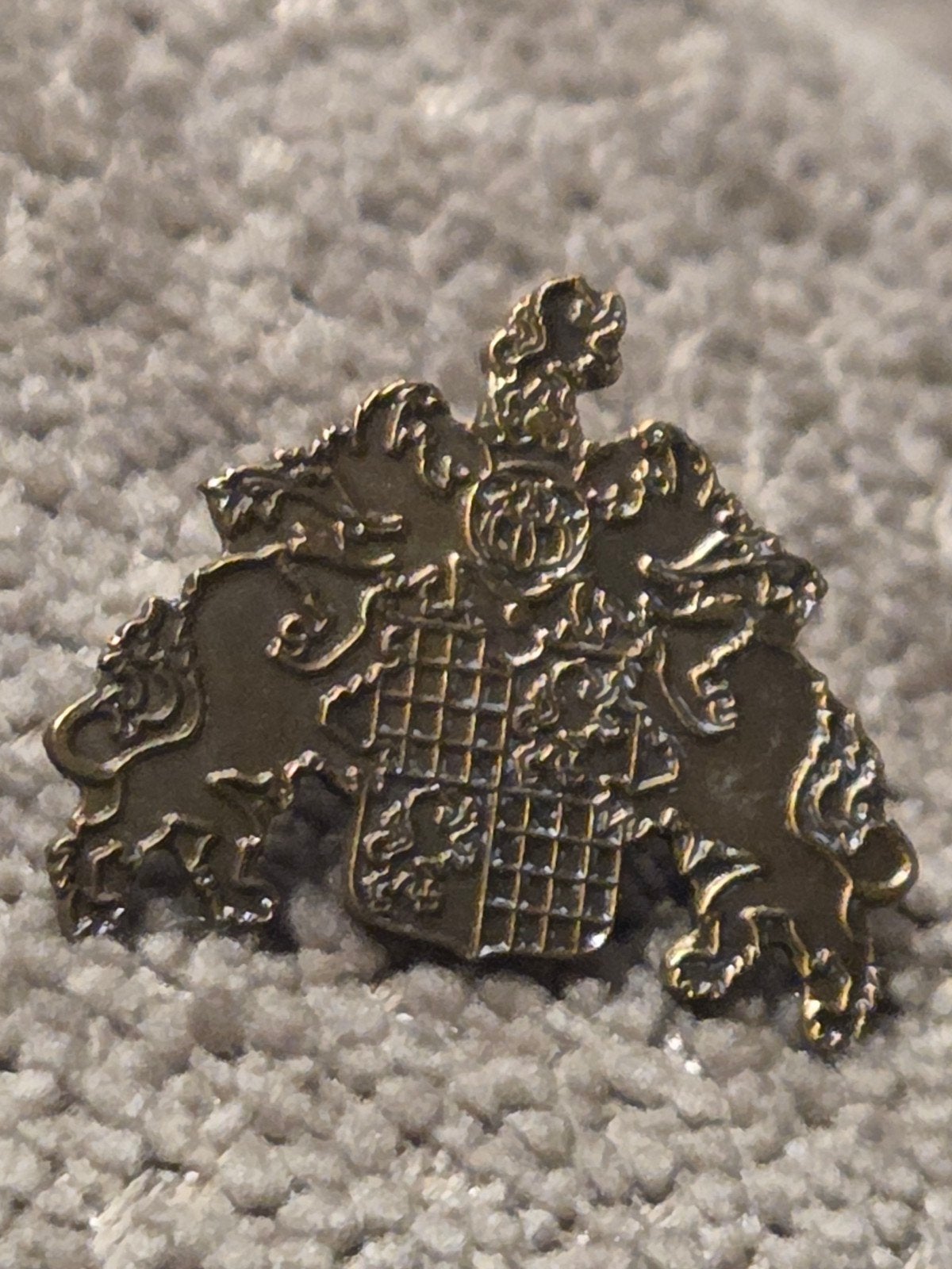 Unieke Pin met Wapen en Leeuwen - Zo goed als nieuw, Verzamelen, Ophalen of Verzenden, Zo goed als nieuw, Overige onderwerpen