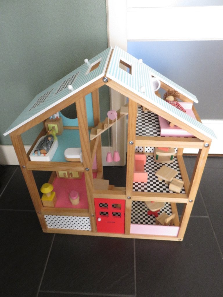 Houten poppenhuis met meubels en popjes, 4 etages., Ophalen of Verzenden, Zo goed als nieuw, Poppenhuis