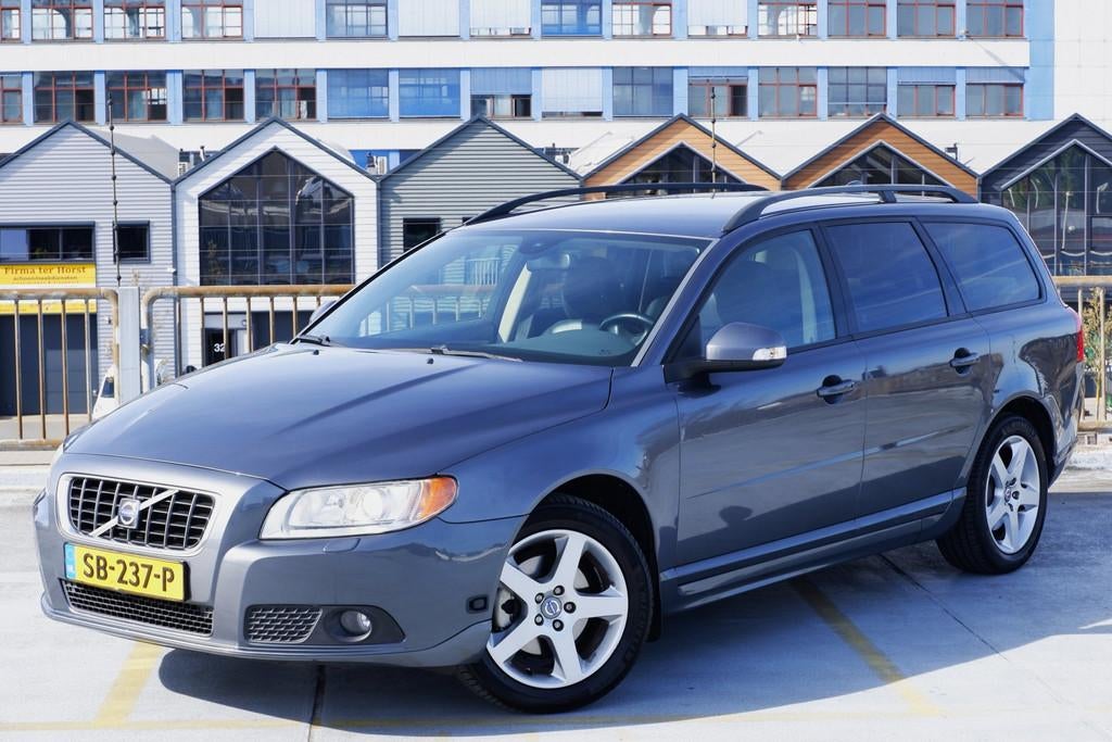 Volvo V70 2.0 145PK Kinetic *APK 02-'27 + historie compl.*, Auto's, Voorwielaandrijving, Zwart, 4 cilinders, Leder en Stof