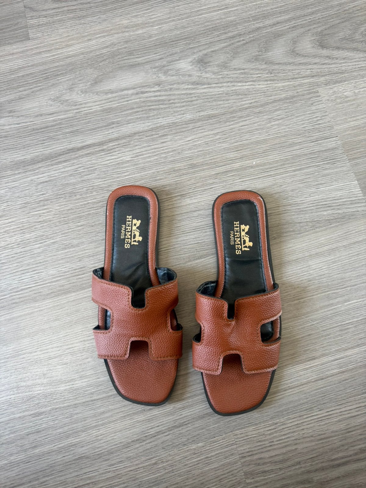 Hermes slippers, Slippers, Bruin, Ophalen of Verzenden, Zo goed als nieuw