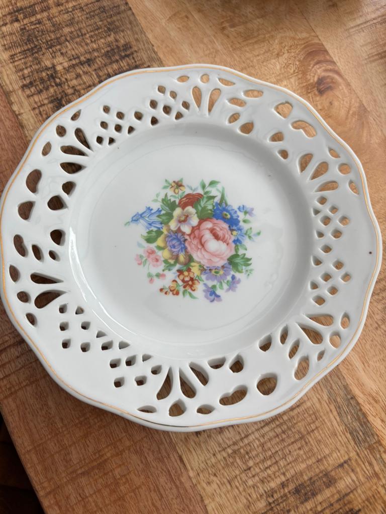 Decoratief bord met bloemen en opengewerkt randje, Ophalen