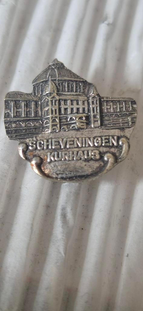 Speldje Kurhaus Scheveningen, Verzamelen, Speldjes, Pins en Buttons, Ophalen of Verzenden, Zo goed als nieuw