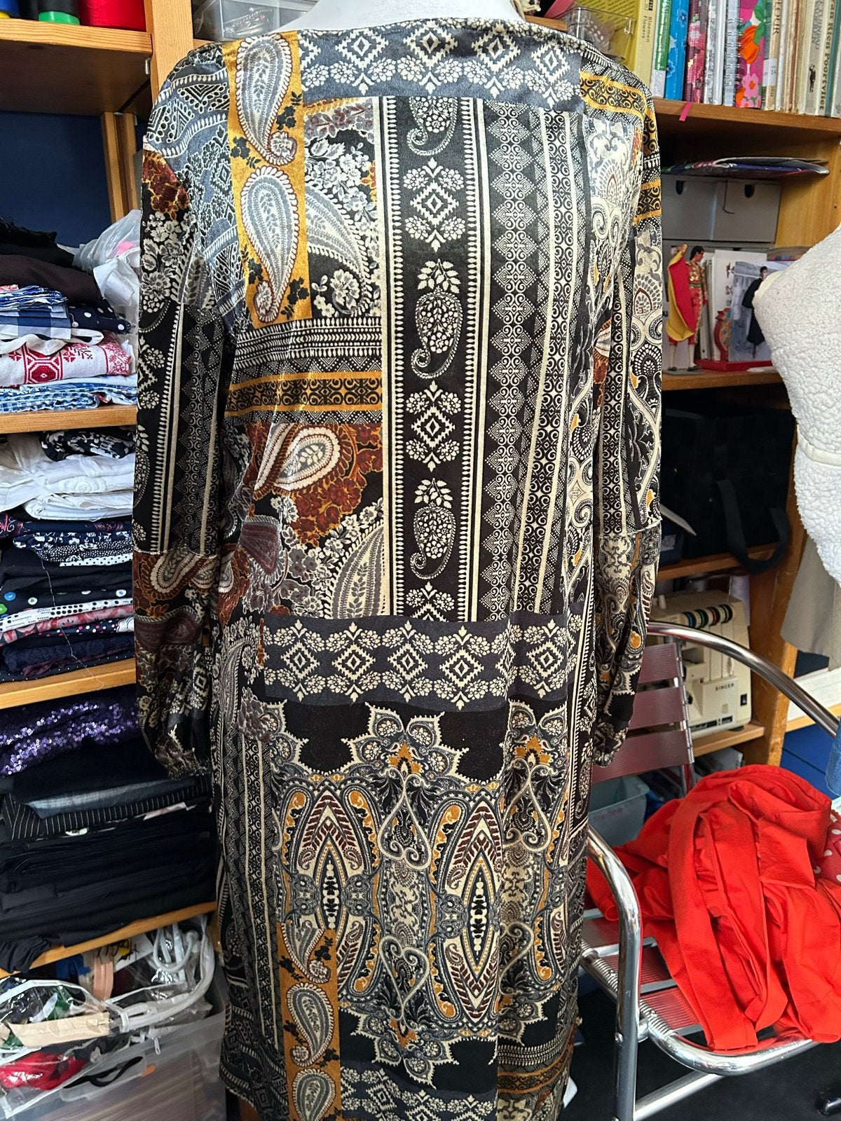 Zwarte velours jurk met Art Deco motief - Maat 44, Kleding | Dames, Ophalen of Verzenden, Maat 42/44 (L), Zwart